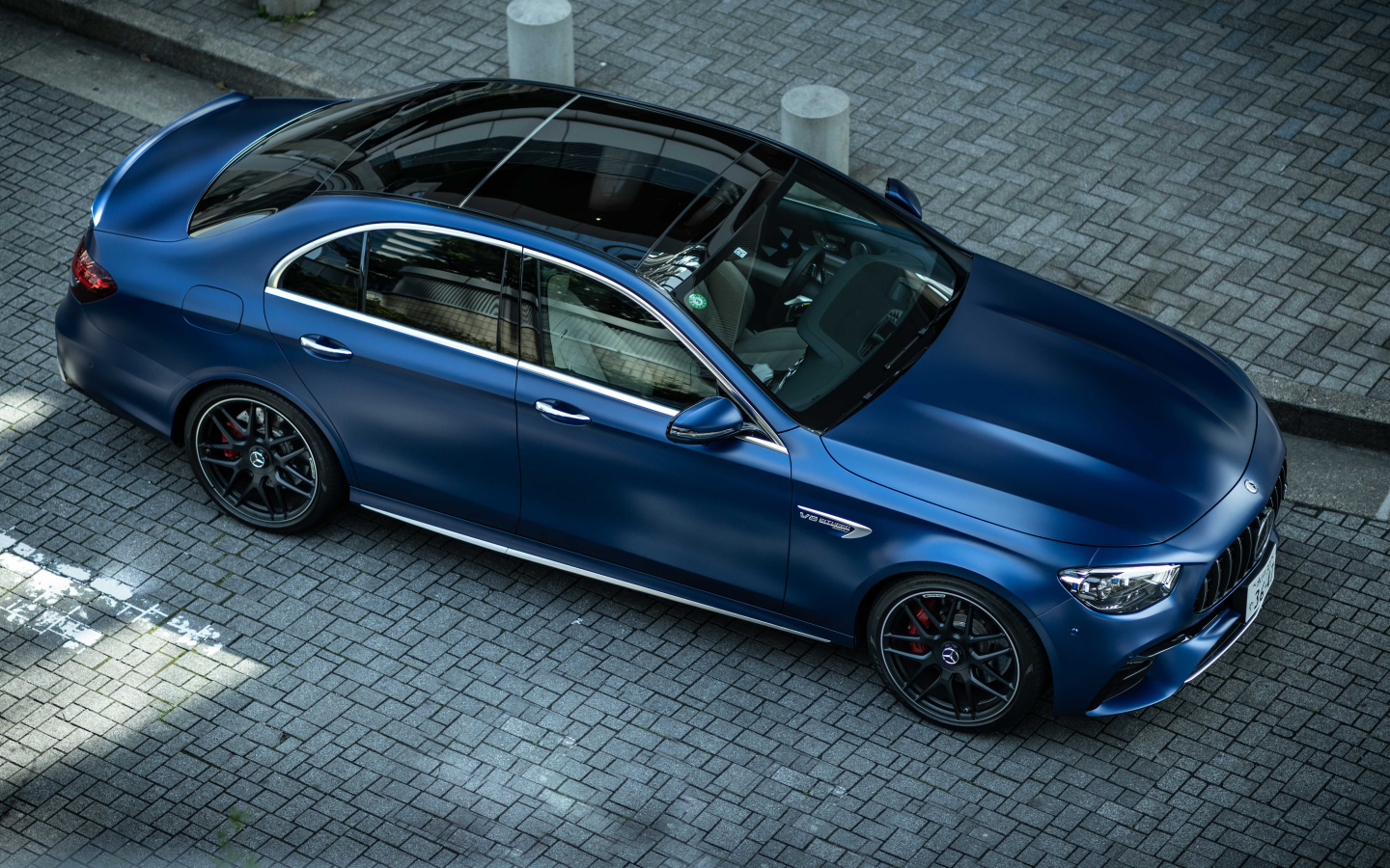 Синий автомобиль Mercedes-AMG E 63 S 4MATIC+ вид сверху