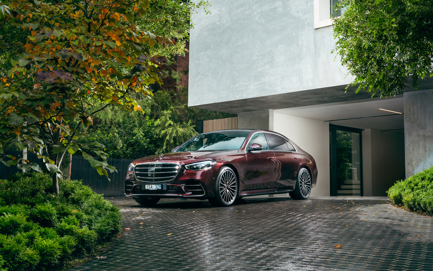 Бордовый автомобиль Mercedes-Benz S 450 Lang 4MATIC AMG Line 2021 года у дома