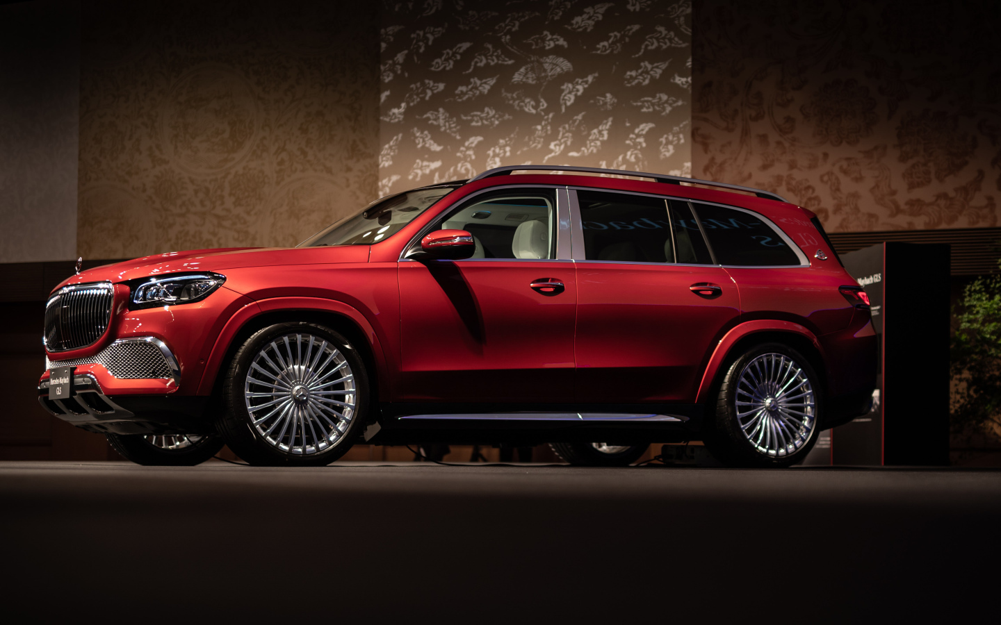 Красный автомобиль Mercedes-Maybach GLS 600 4MATIC 2021 года