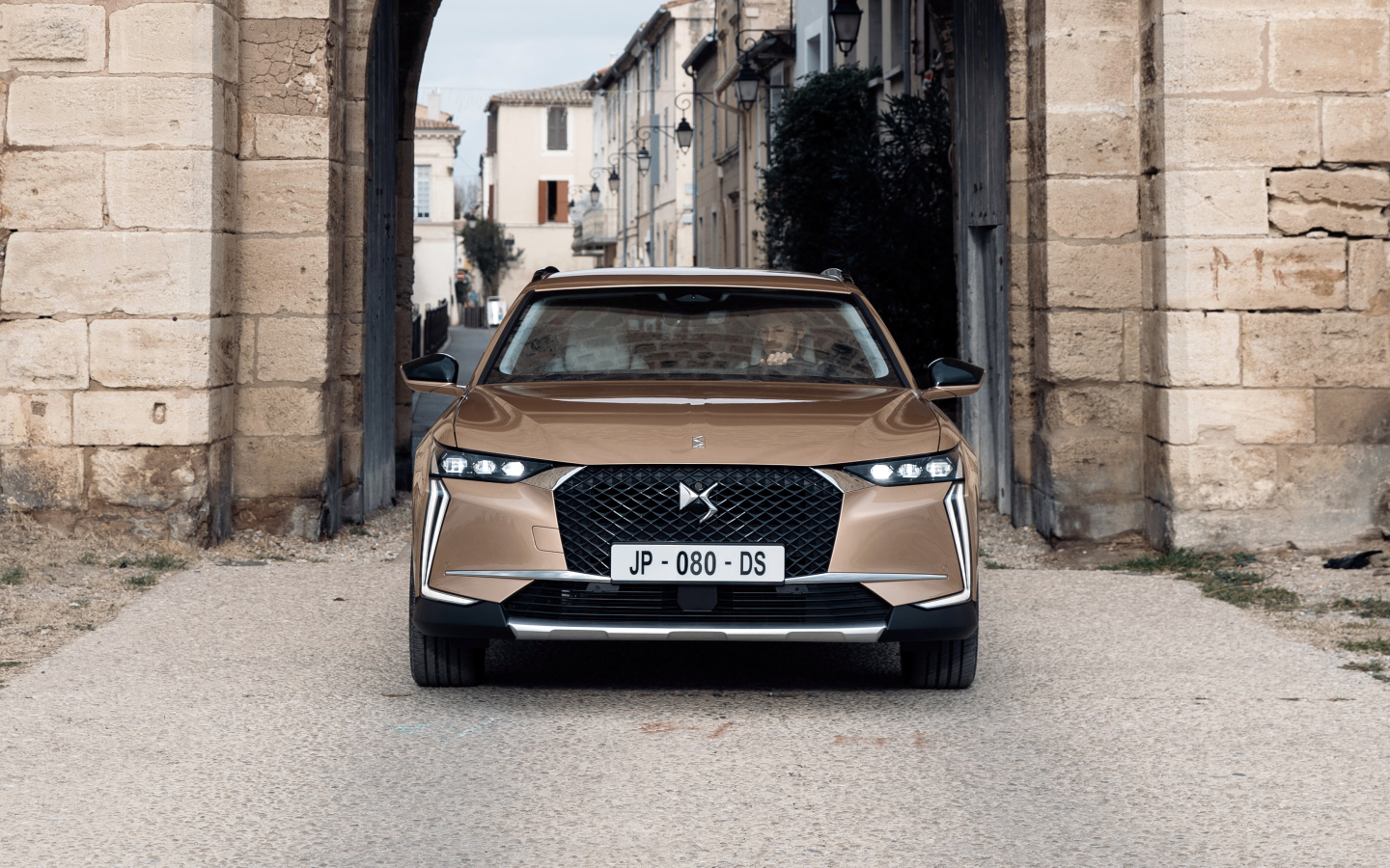 Автомобиль DS 4 Cross 2021 года вид спереди