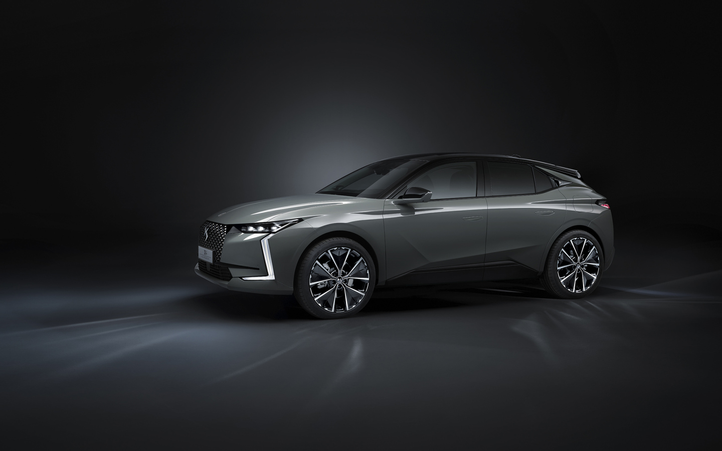 Автомобиль DS 4 E-Tense La Première 2021 года на черном фоне