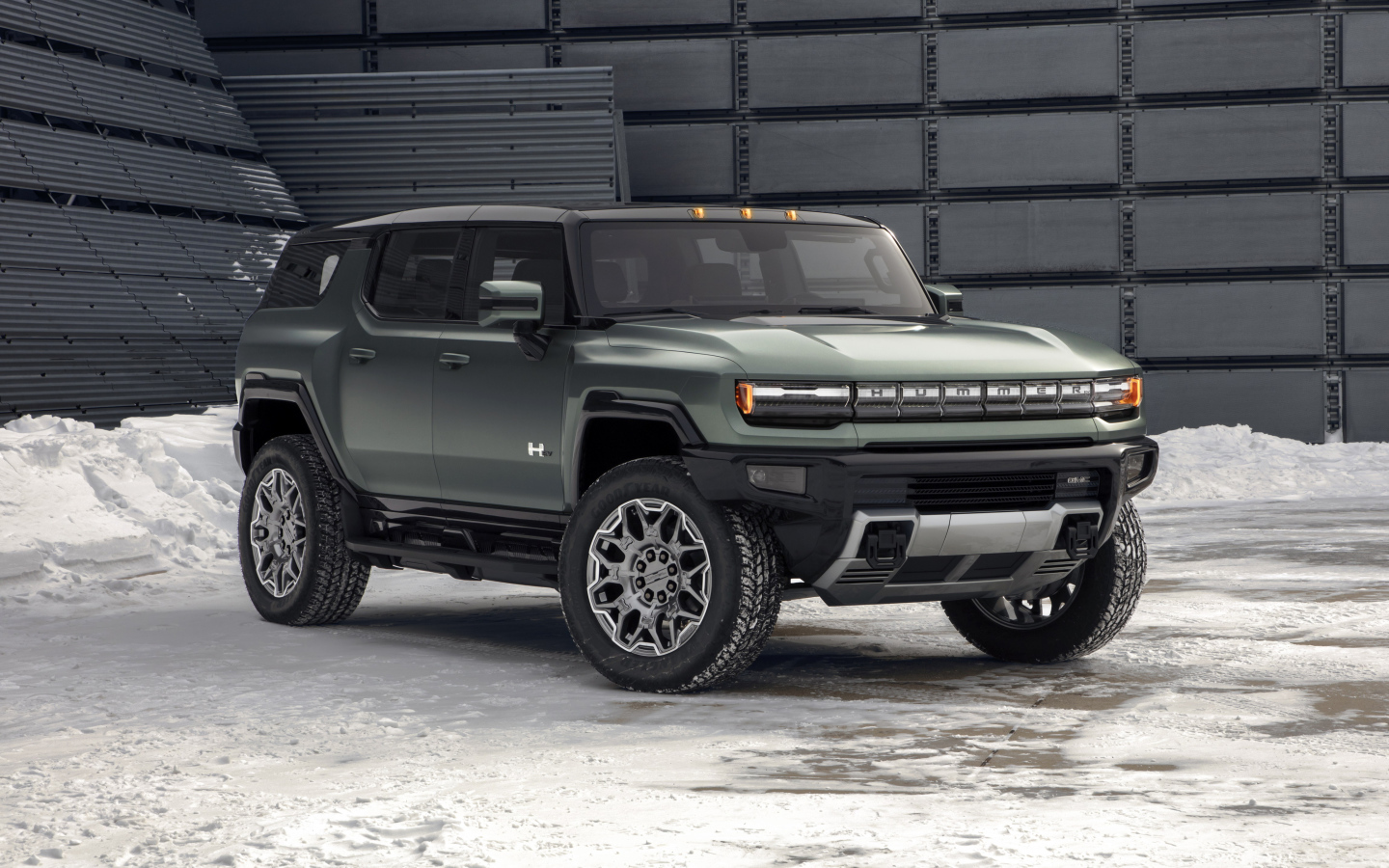 Внедорожник GMC Hummer EV, 2024 года на фоне стены