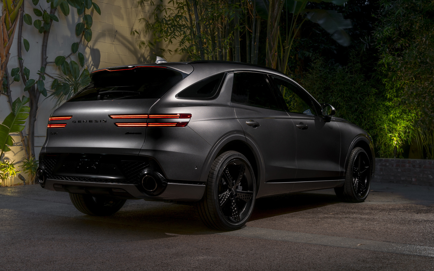 Кроссовер Genesis GV70 3.5T AWD, 2022 года вид сзади