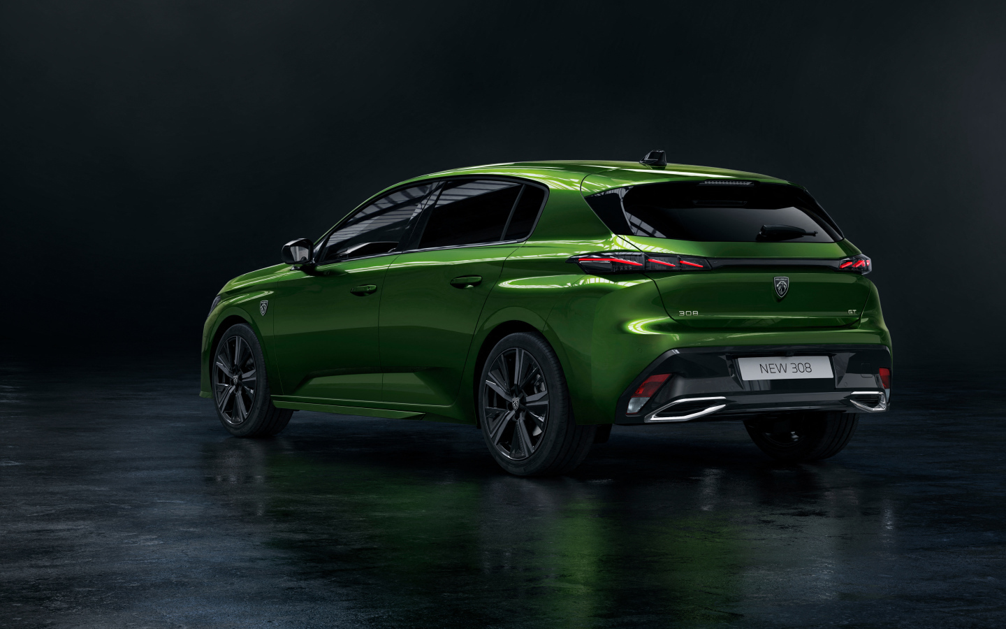 Автомобиль Peugeot 308, 2021 года вид сзади на черном фоне