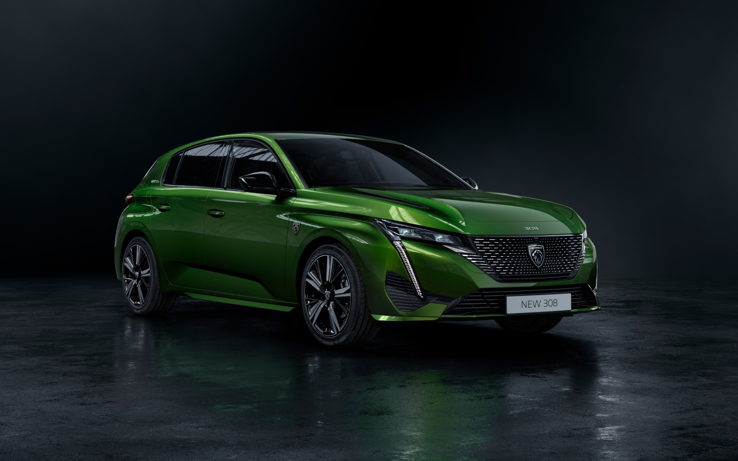 Кроссовер Peugeot 308, 2021 года на черном фоне