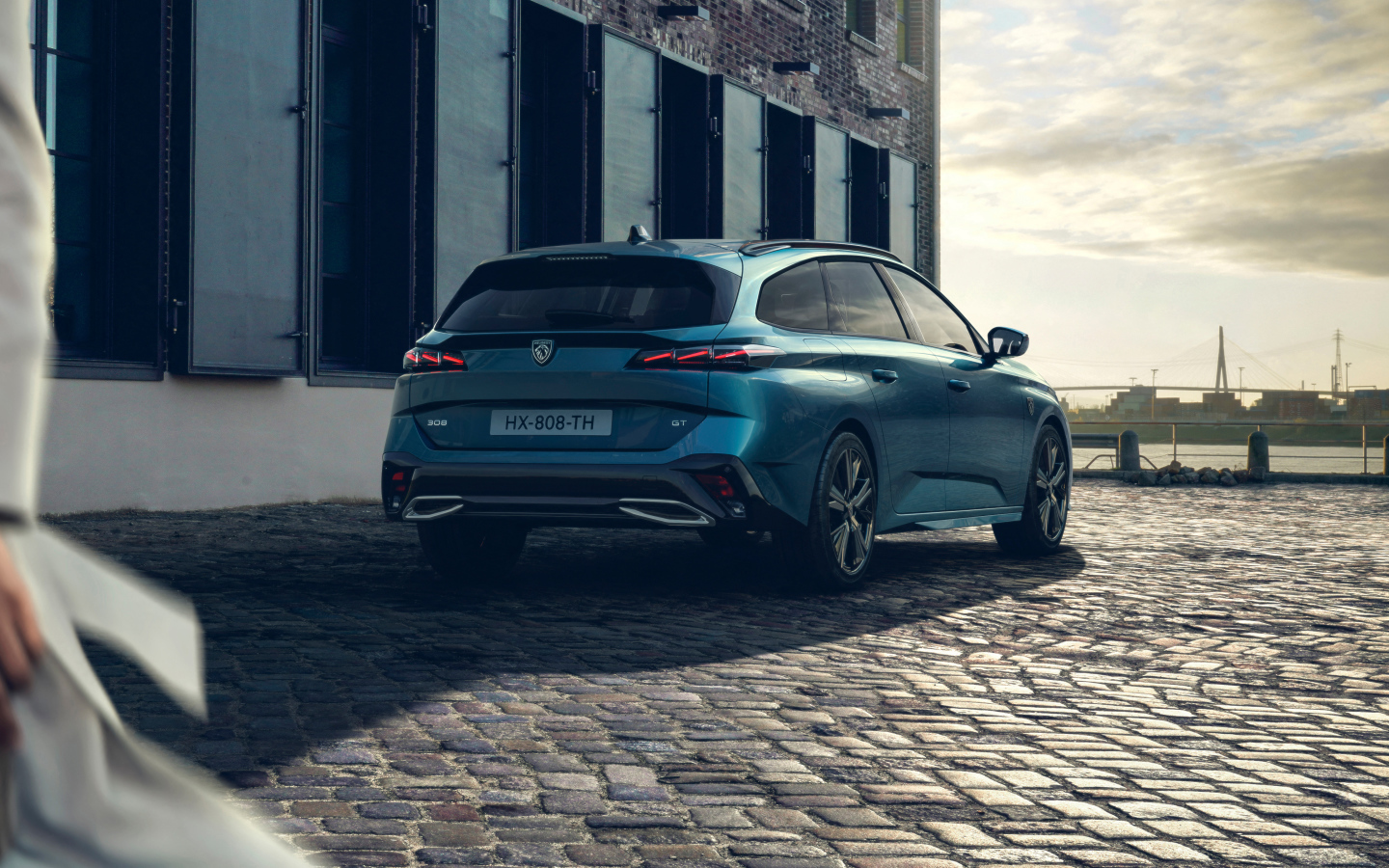 Вид сзади на автомобиль Peugeot 308 SW GT 2021 года