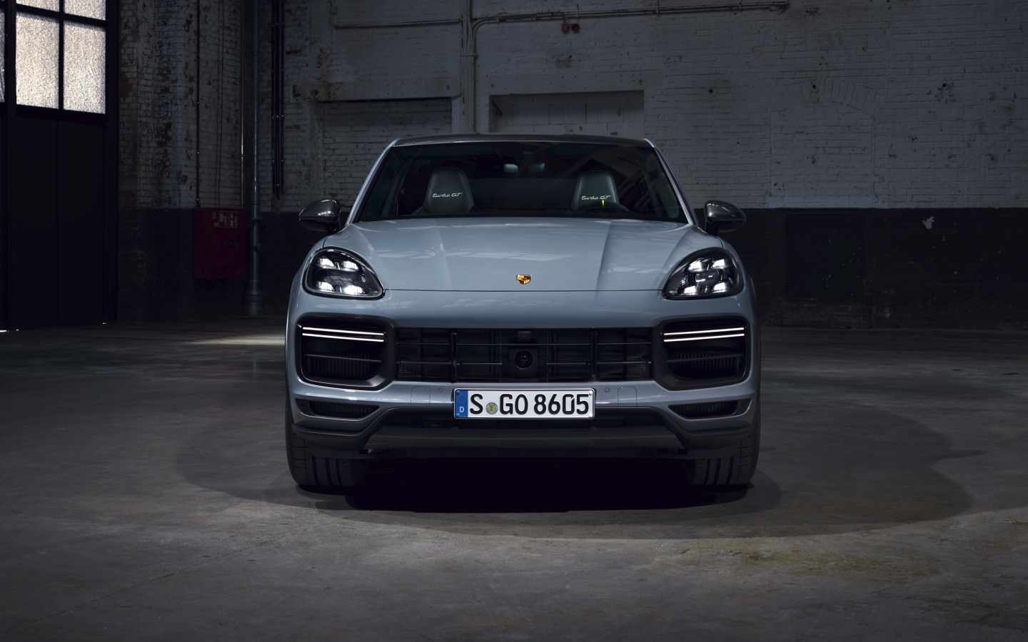 Автомобиль Porsche Cayenne Turbo GT 2021 года вид спереди
