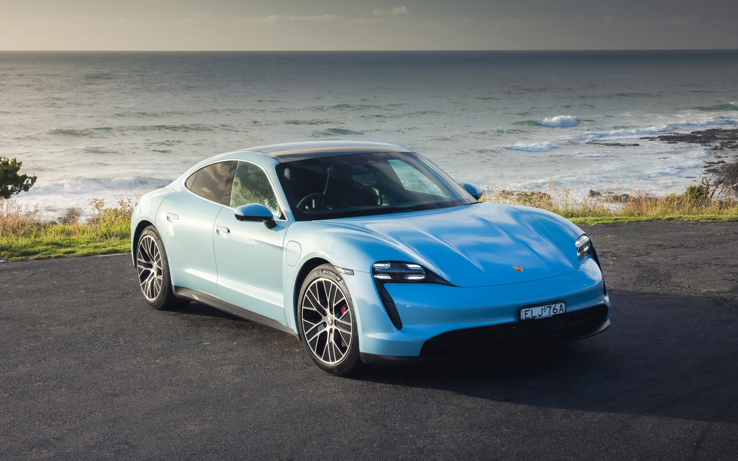 Автомобиль Porsche Taycan 4S у моря