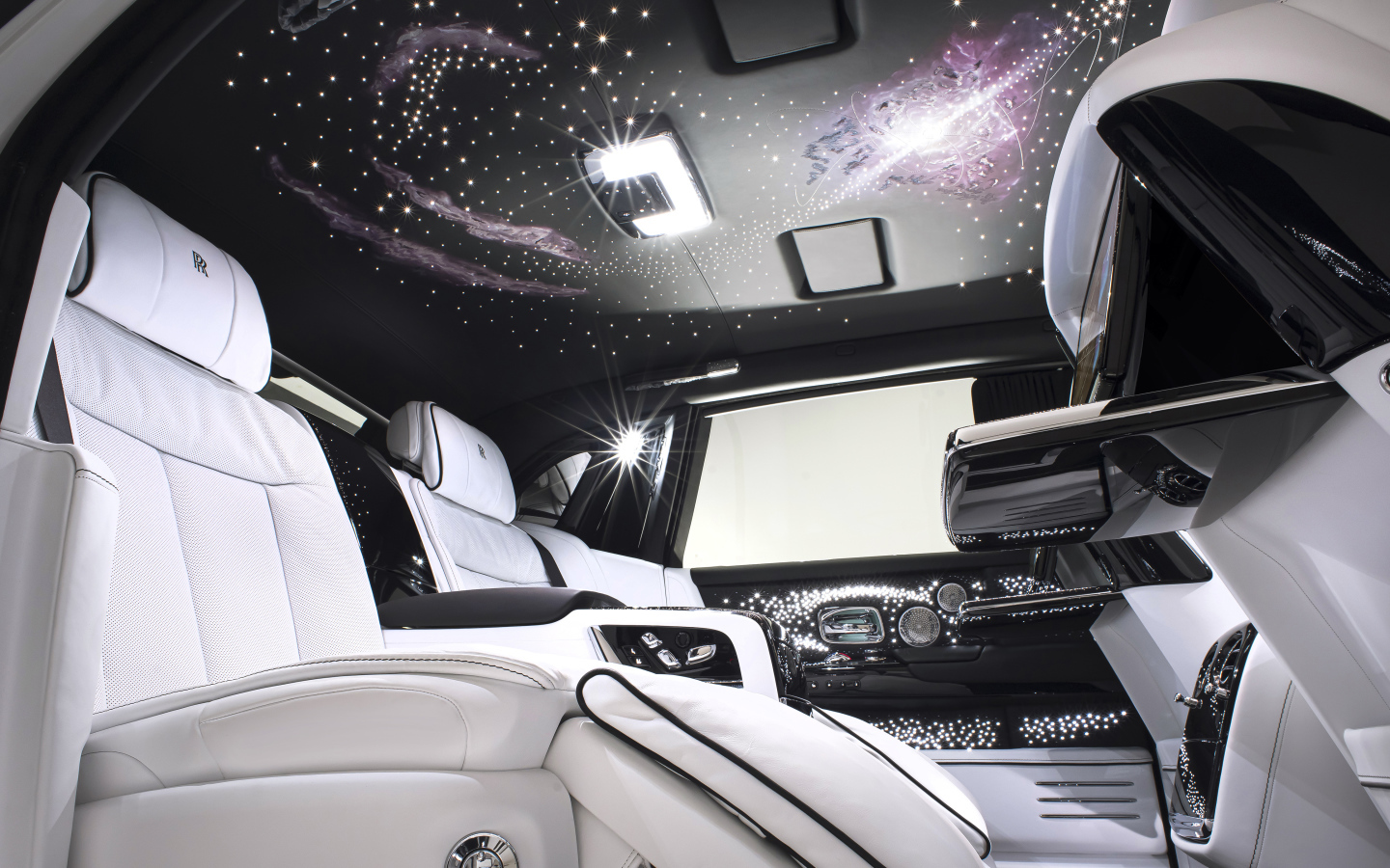 Белый кожаный салон автомобиля Rolls-Royce Phantom 2022 года