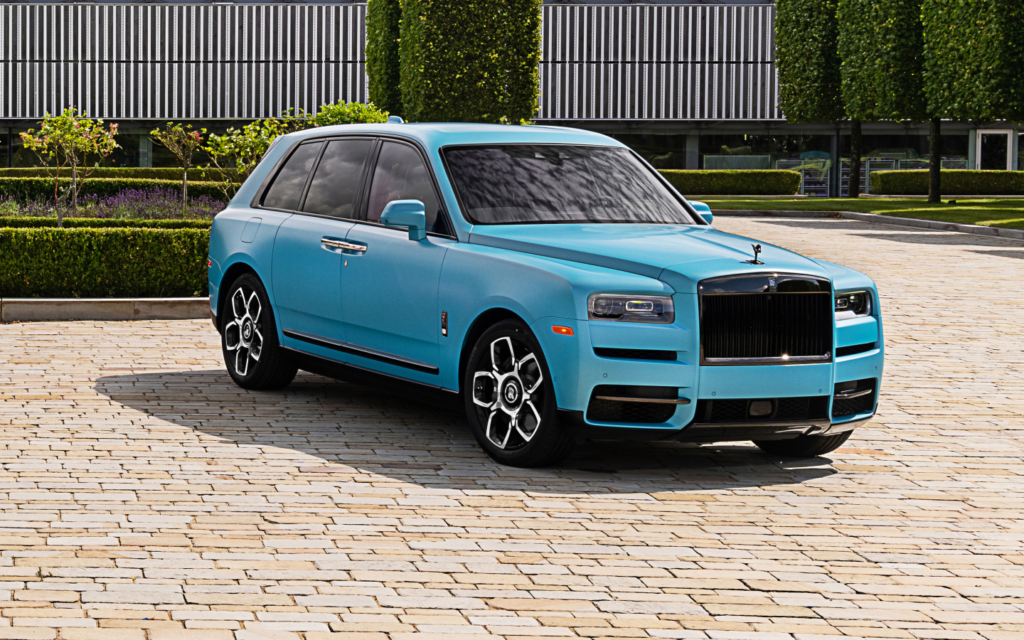 Дорогой голубой автомобиль ROLLS-ROYCE Ghost, 2021 года