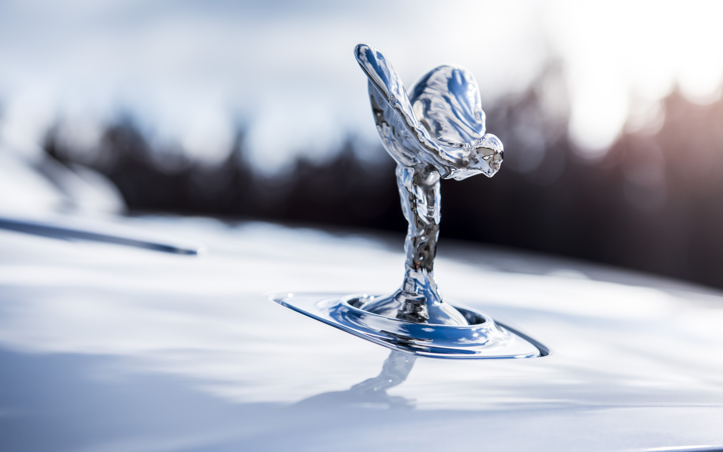 Изображение богини Ники на автомобиле Rolls-Royce Spirit Of Ecstasy
