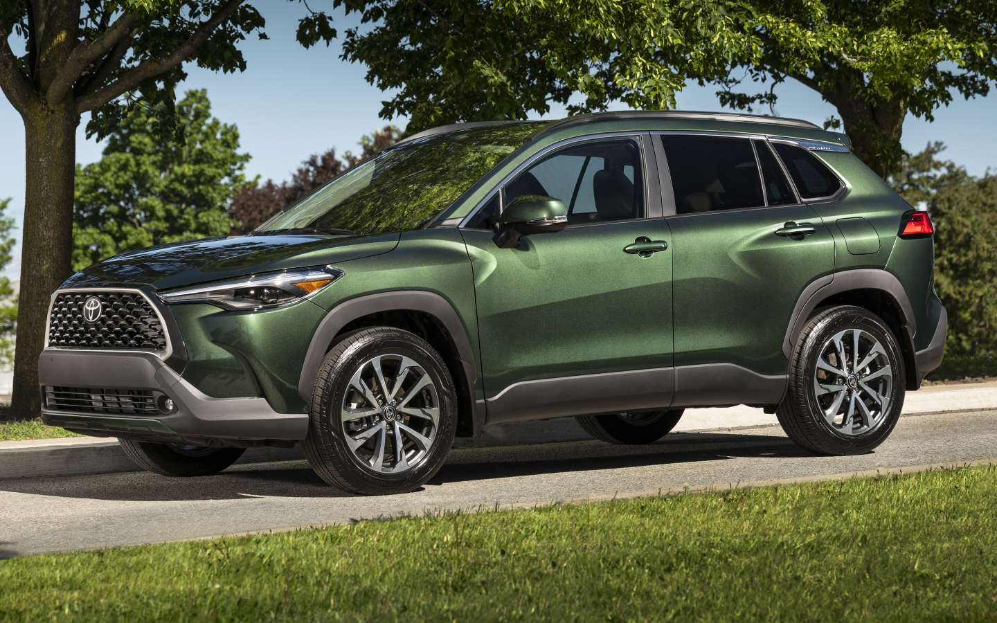 Зеленый автомобиль Toyota Corolla Cross XLE AWD, 2022 года