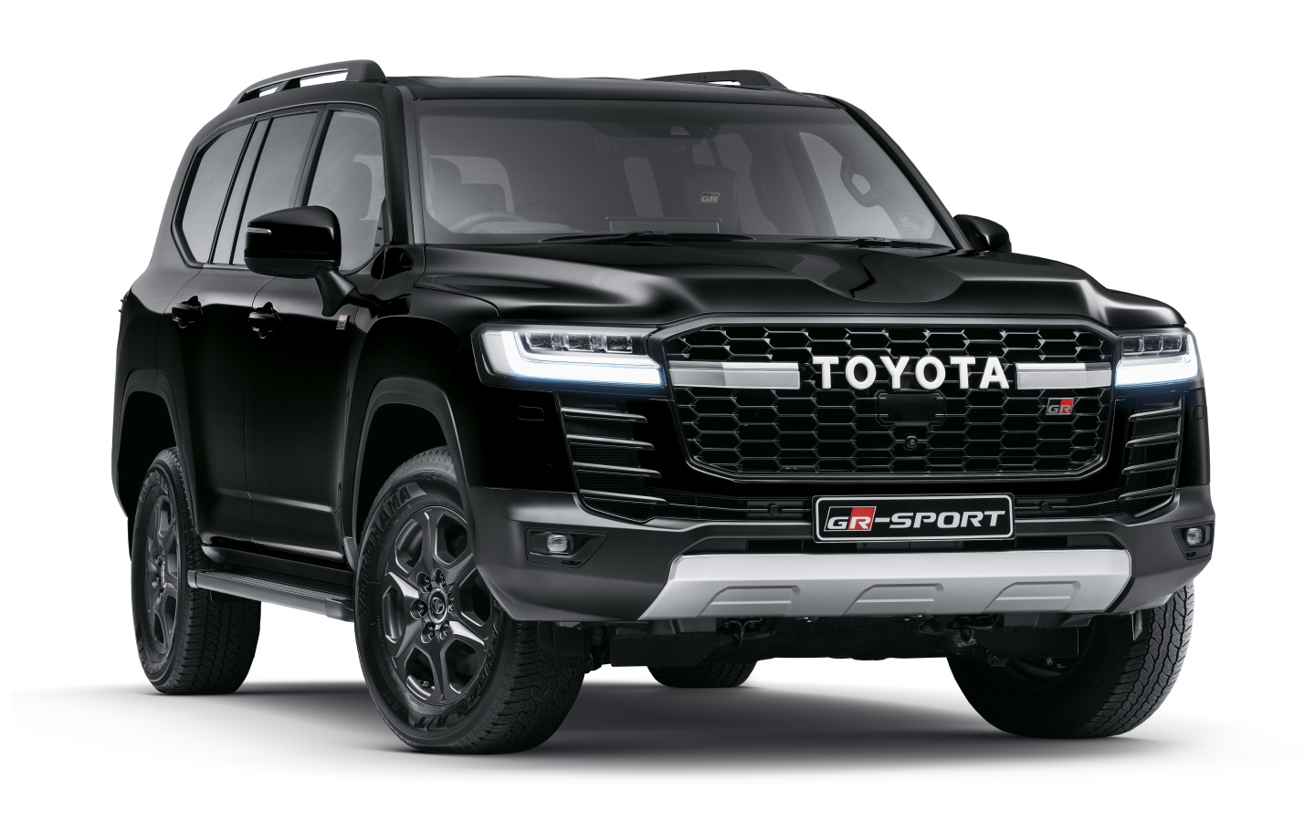 Черный внедорожник Toyota Land Cruiser GR-S 2021 года на белом фоне