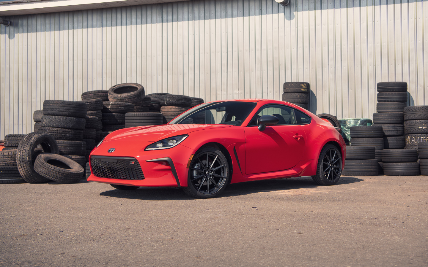 Красный автомобиль Toyota GR 86 Premium, 2022 года