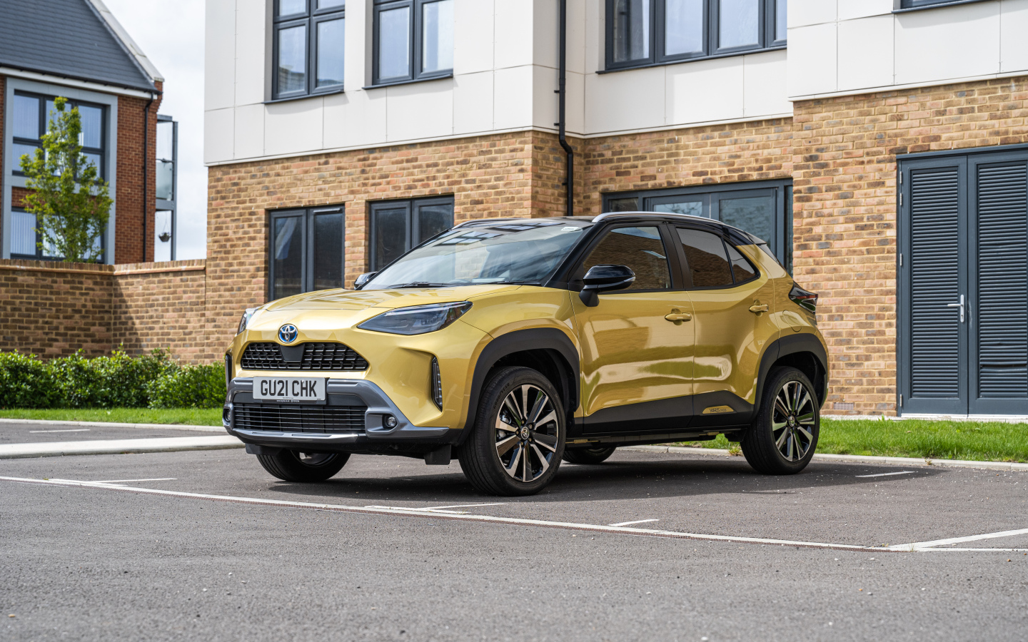 Внедорожник Toyota Yaris  у дома