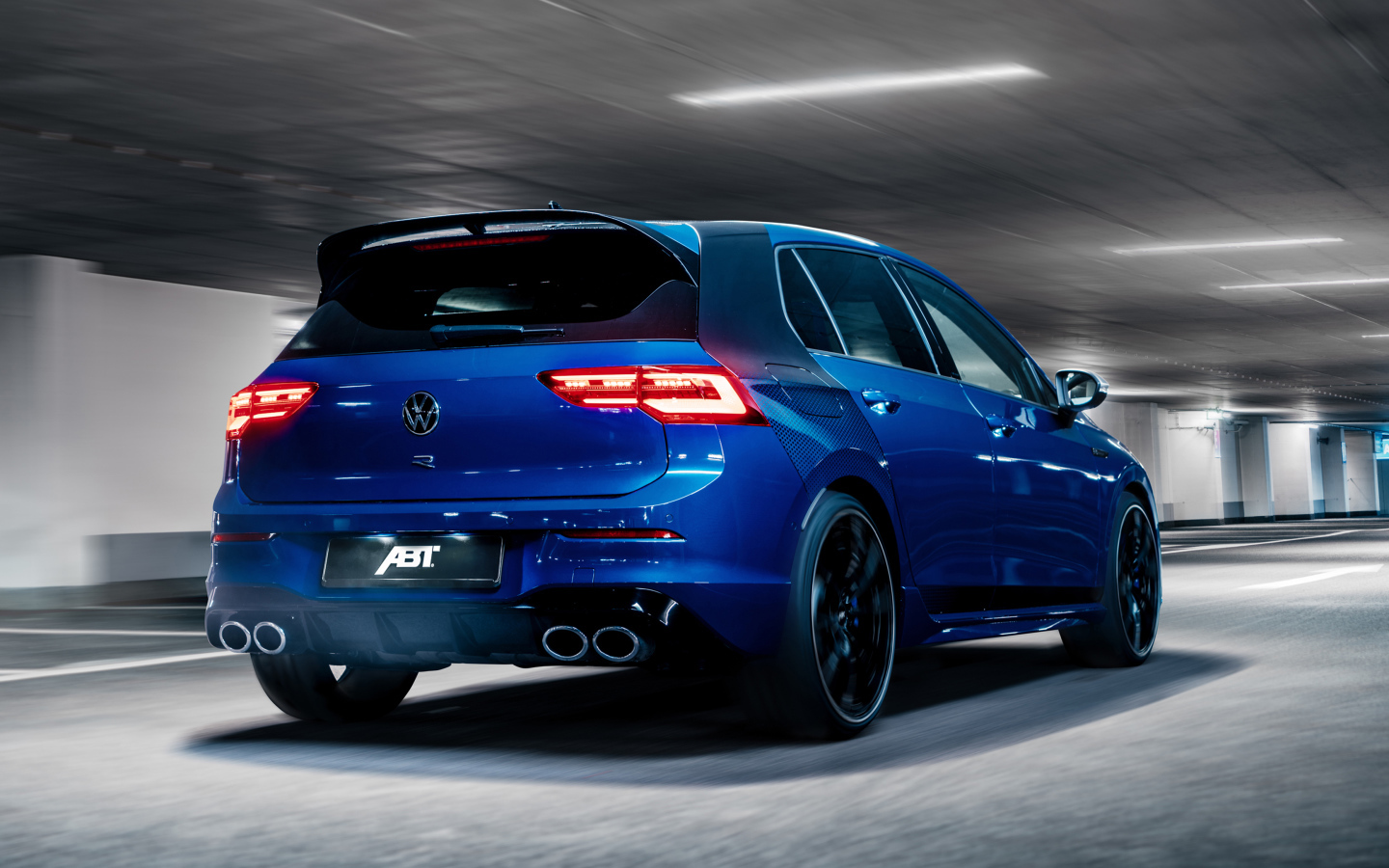 Синий кроссовер ABT Volkswagen Golf R 2021 года вид сзади
