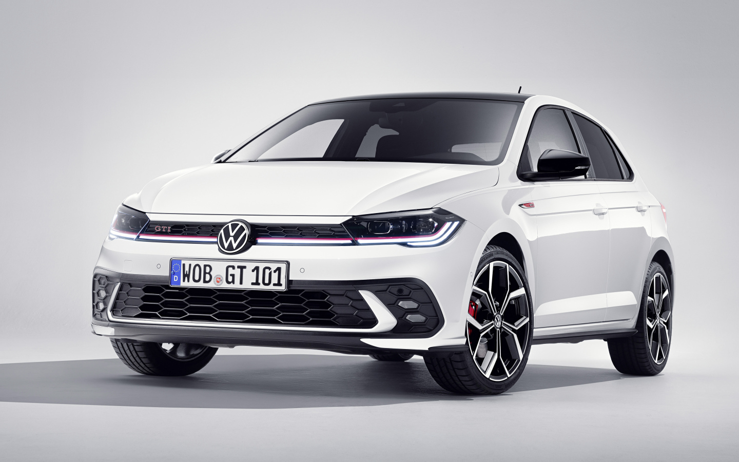 Белый автомобиль  Volkswagen Polo GTI 2021  года вид спереди