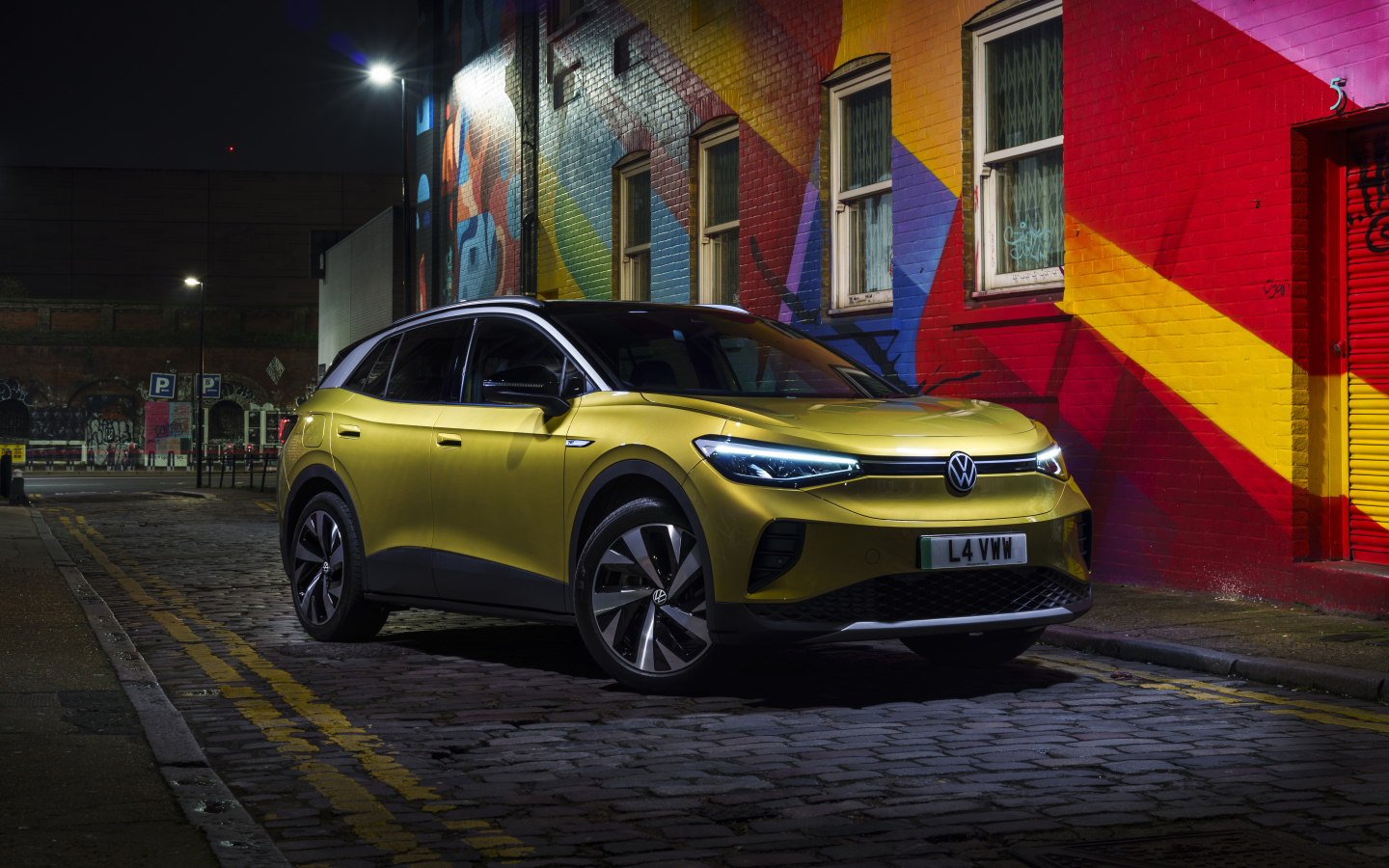 Кроссовер Volkswagen ID.4 1st 2021 года на улице