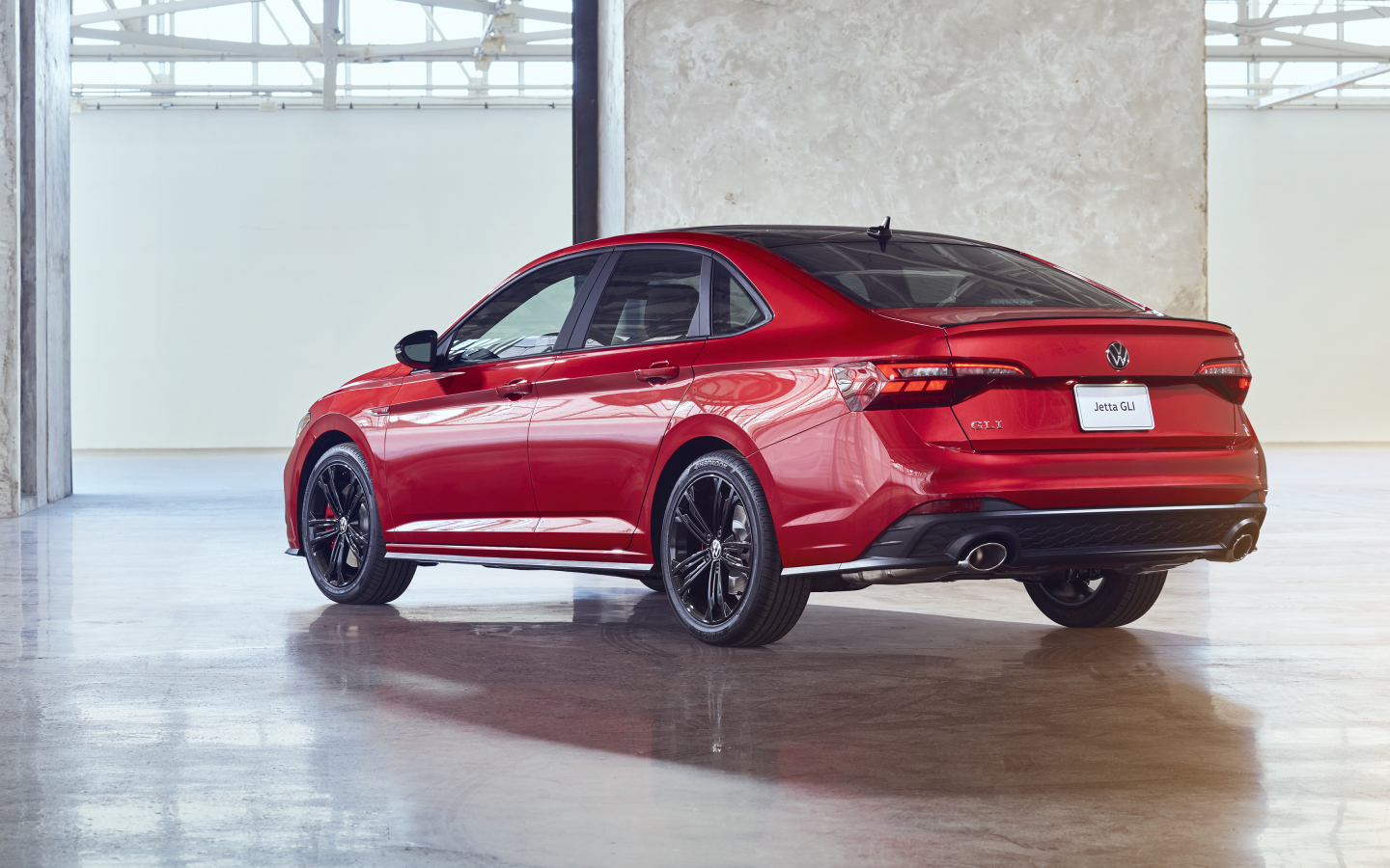 Красный автомобиль Volkswagen Jetta GLI, 2022 года вид сзади