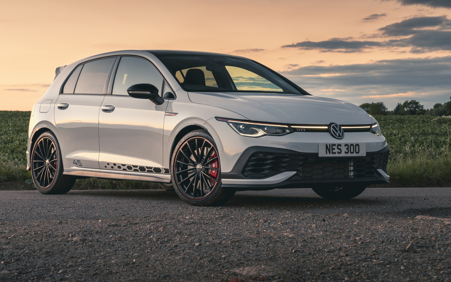 Серебристый Volkswagen Golf GTI Clubsport 45, 2021 года