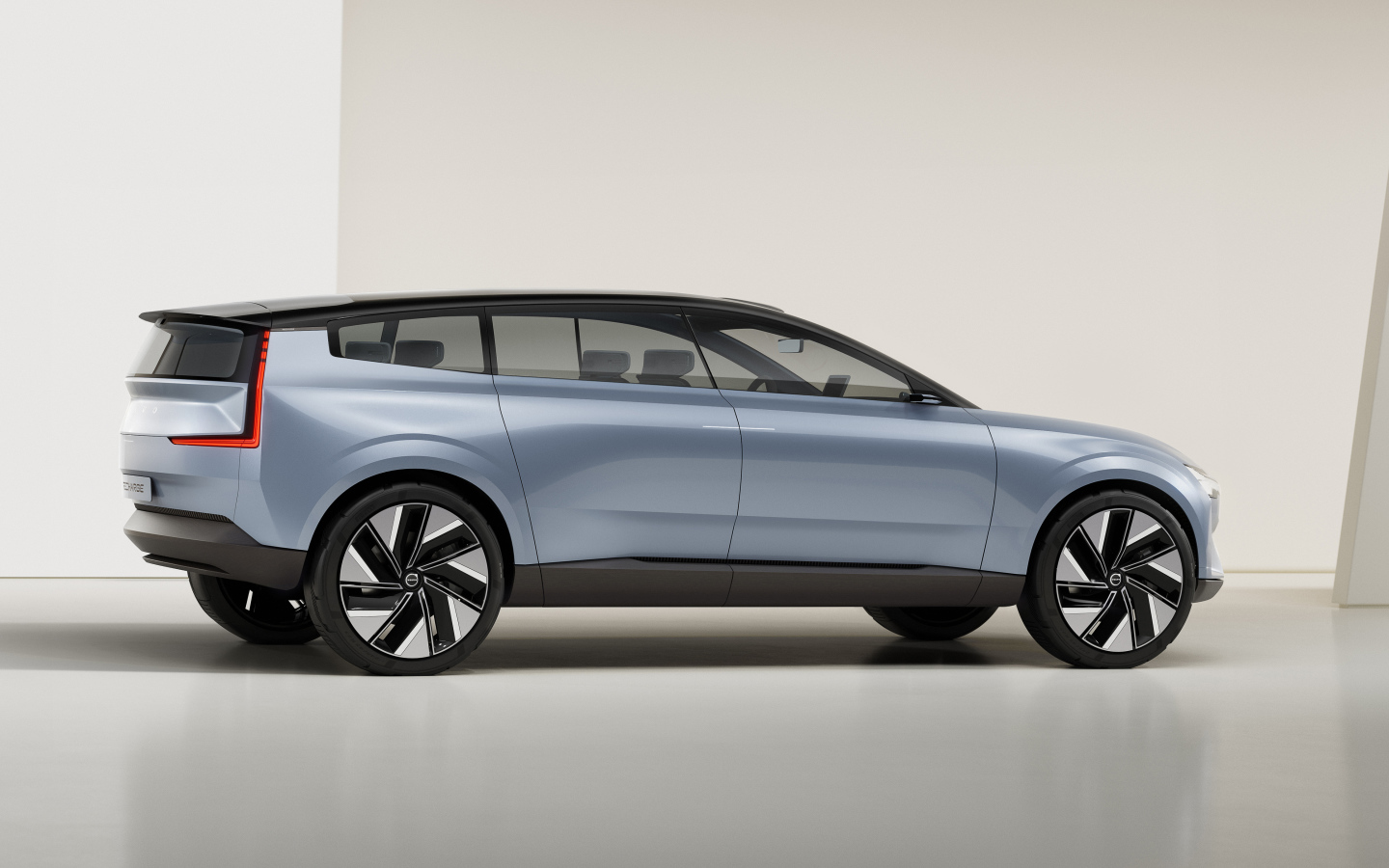 Серебристый Volvo Concept Recharge 2021 года вид сзади