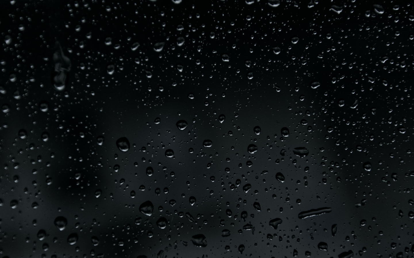 Брызги дождя на черном фоне 