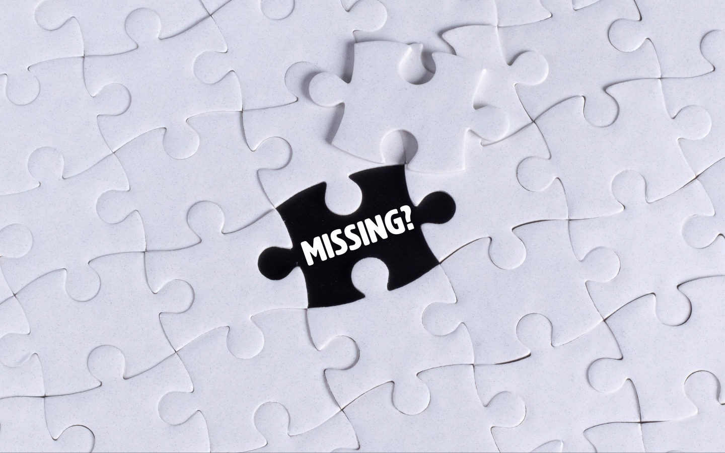 Черный пазл на белой картинке 