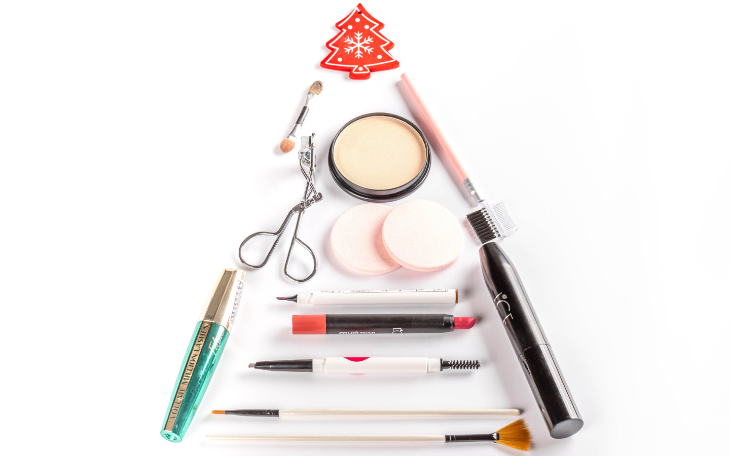 Набор косметики для девушки на белом фоне