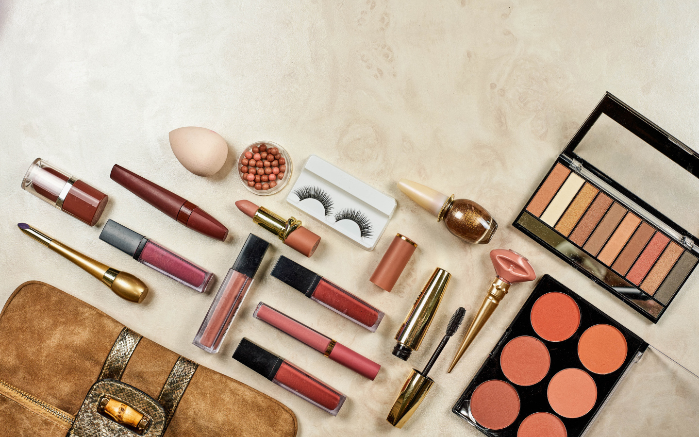 Набор косметики на столе 