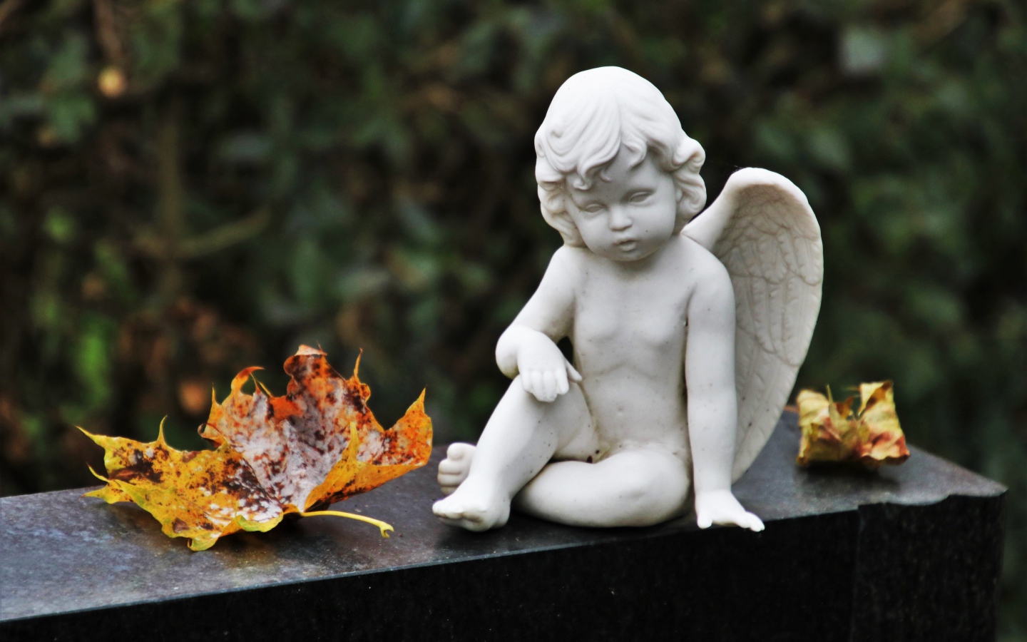 Статуэтка белого ангела с желтыми листьями