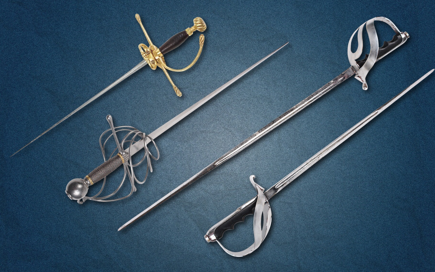 Шпаги и клинок на сером фоне