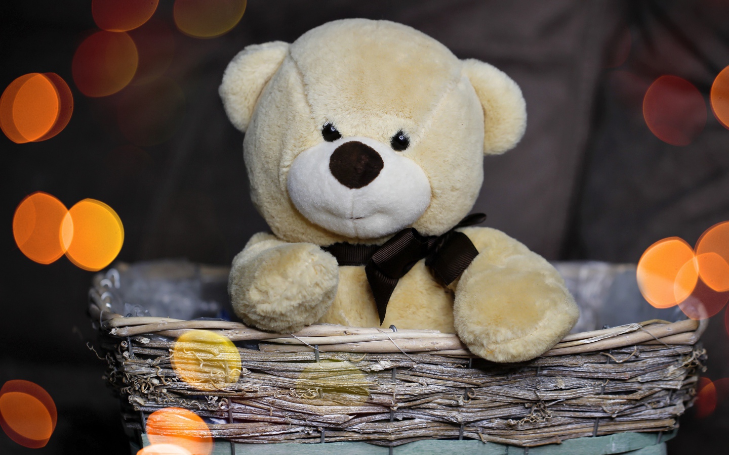 Плюшевый медведь сидит в корзине