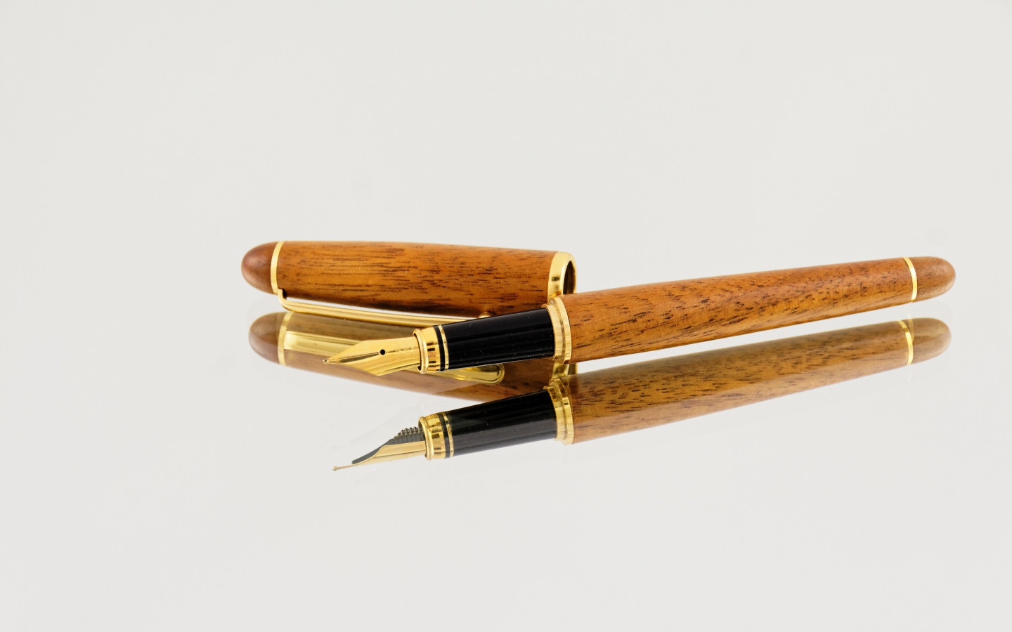 Деревянная ручка перо на сером фоне