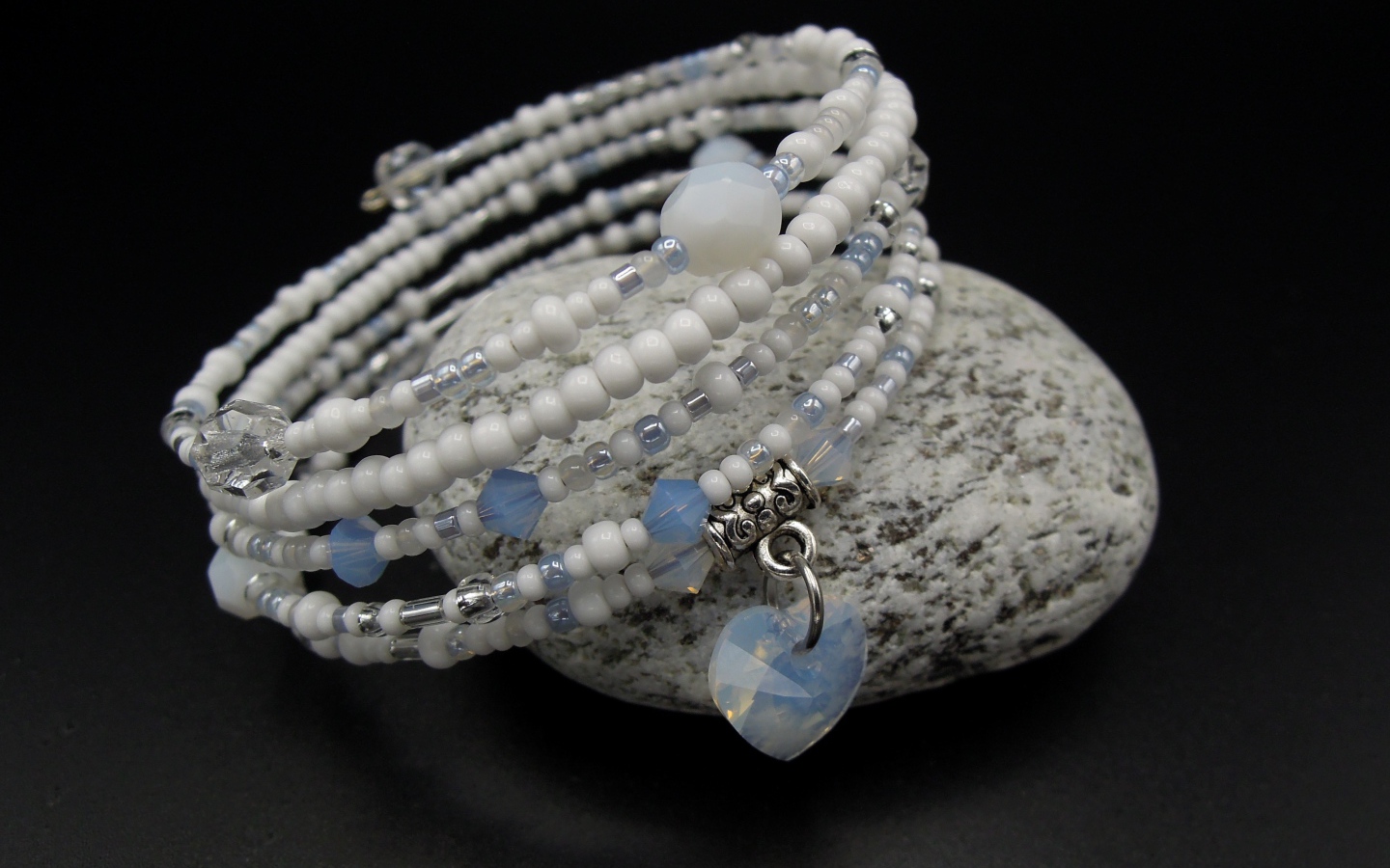 Браслет на руку с камнем на черном фоне