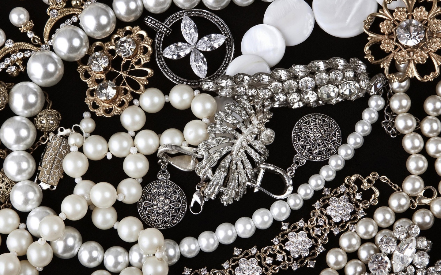 Жемчуг и драгоценности на черном фоне