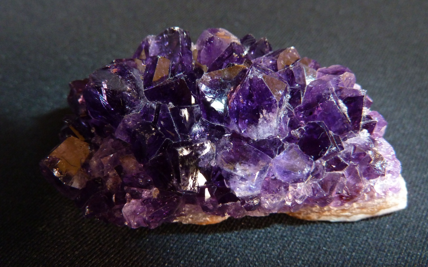 Фиолетовый драгоценный камень аметист