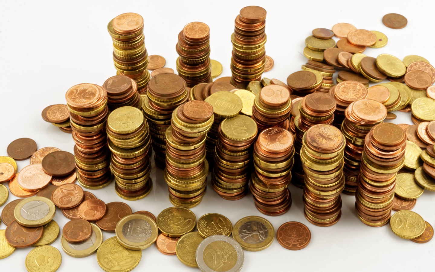 Много блестящих  монет евро на белом фоне