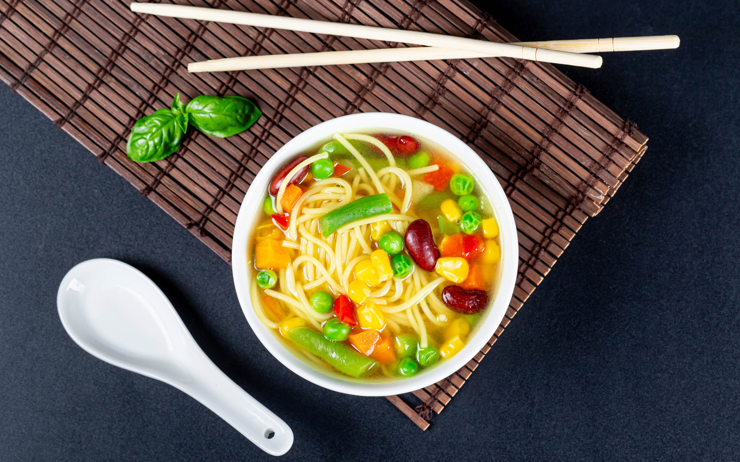 Аппетитный китайский суп с овощами