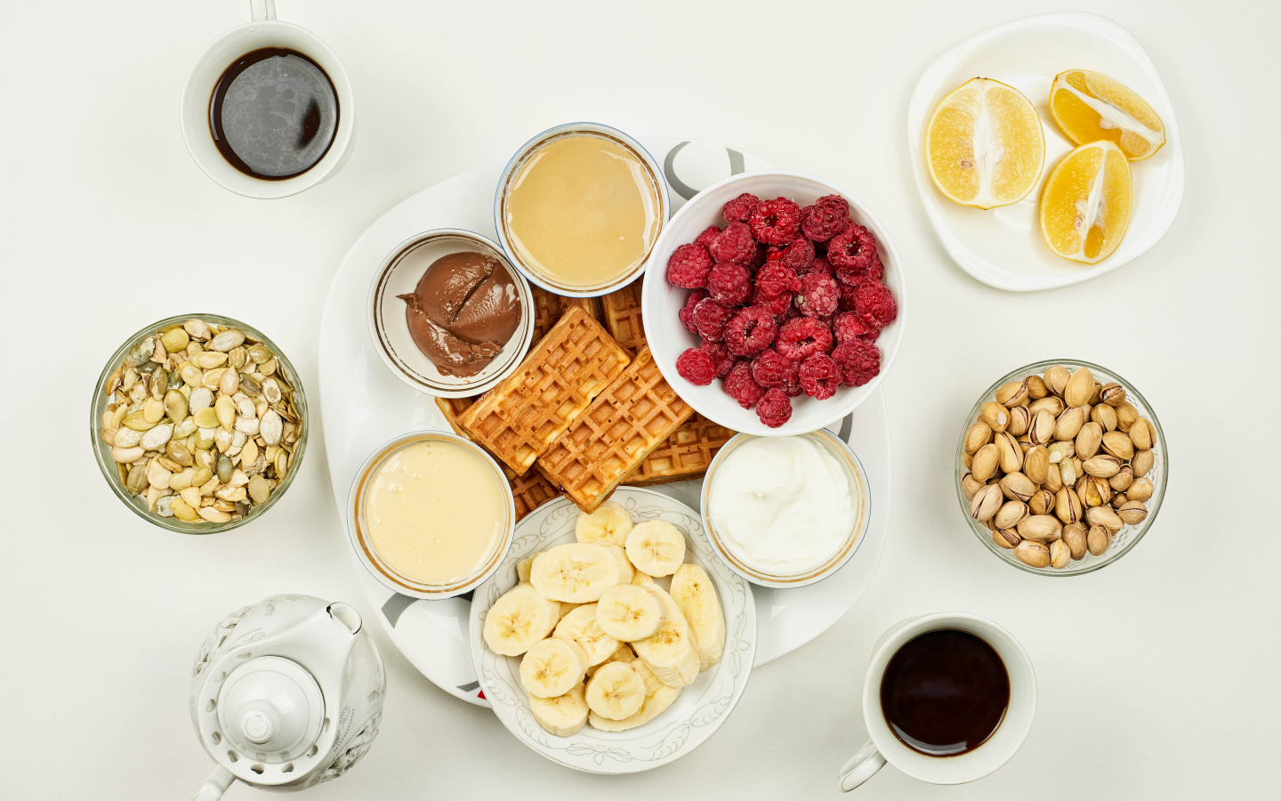 Аппетитный завтрак на белом столе