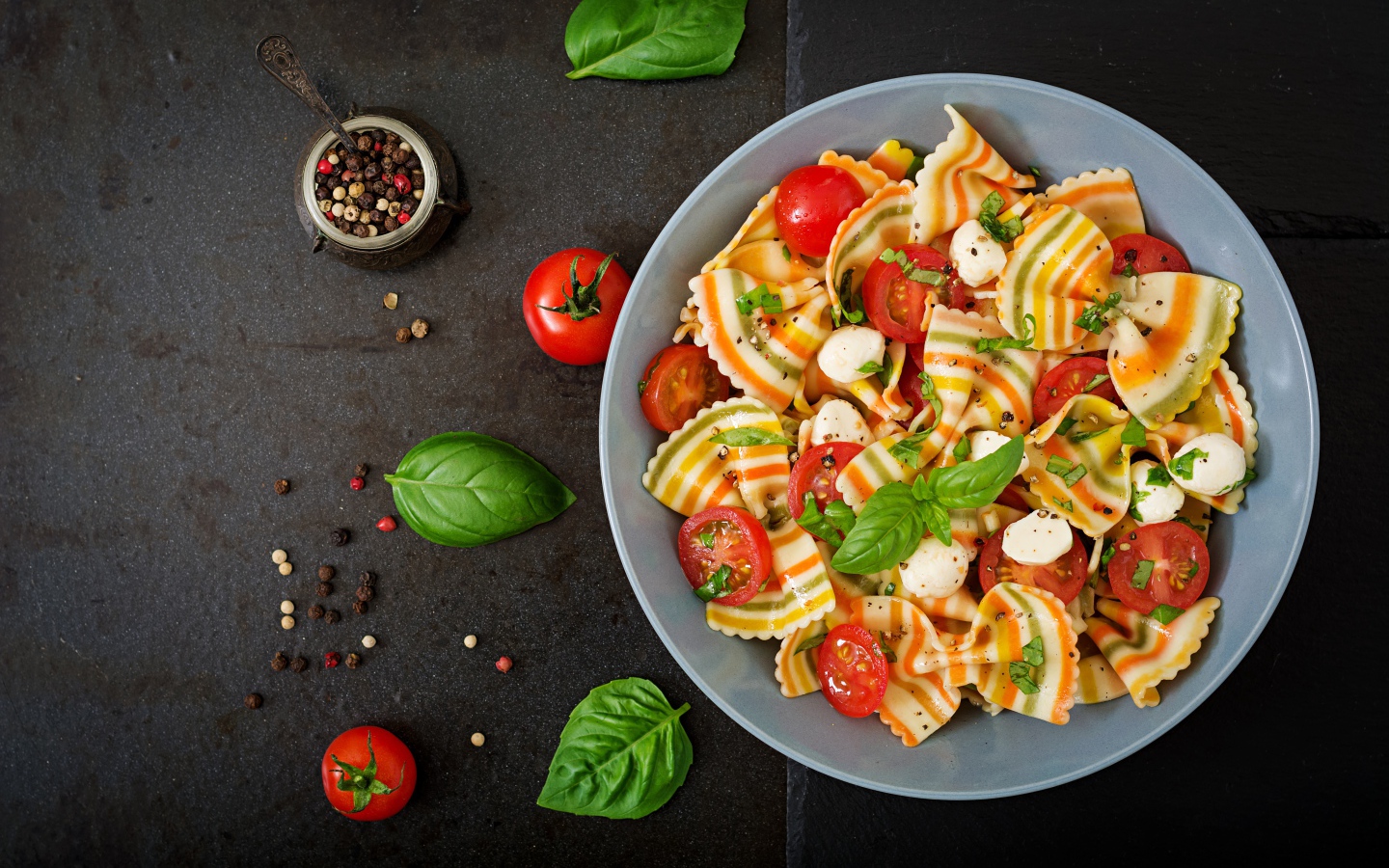 Красивые макароны бантики с помидорами 