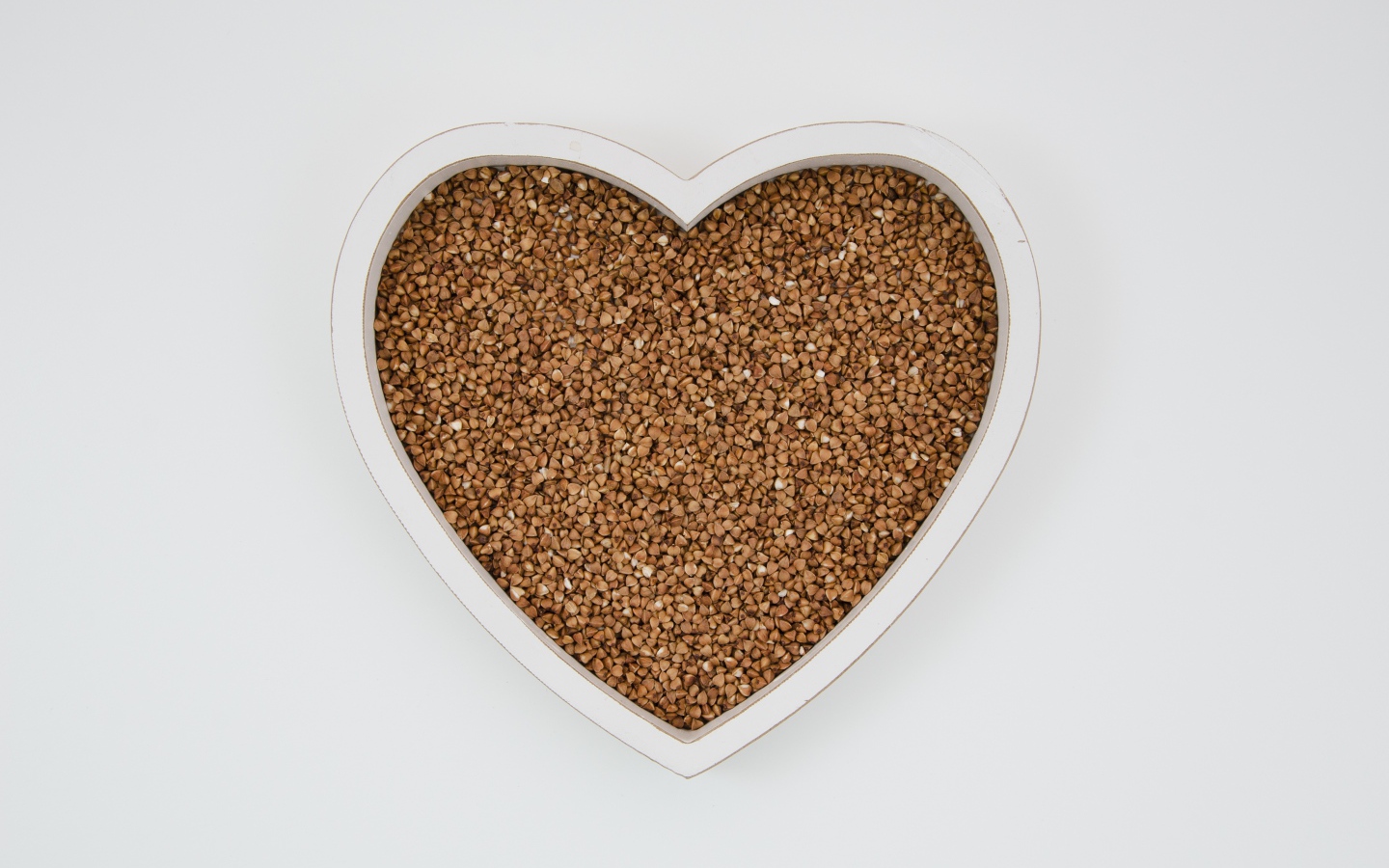 Большое белое сердце с гречневой крупой  