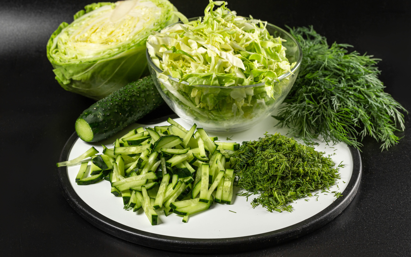 Салат с капусты на столе с огурцами и укропом 