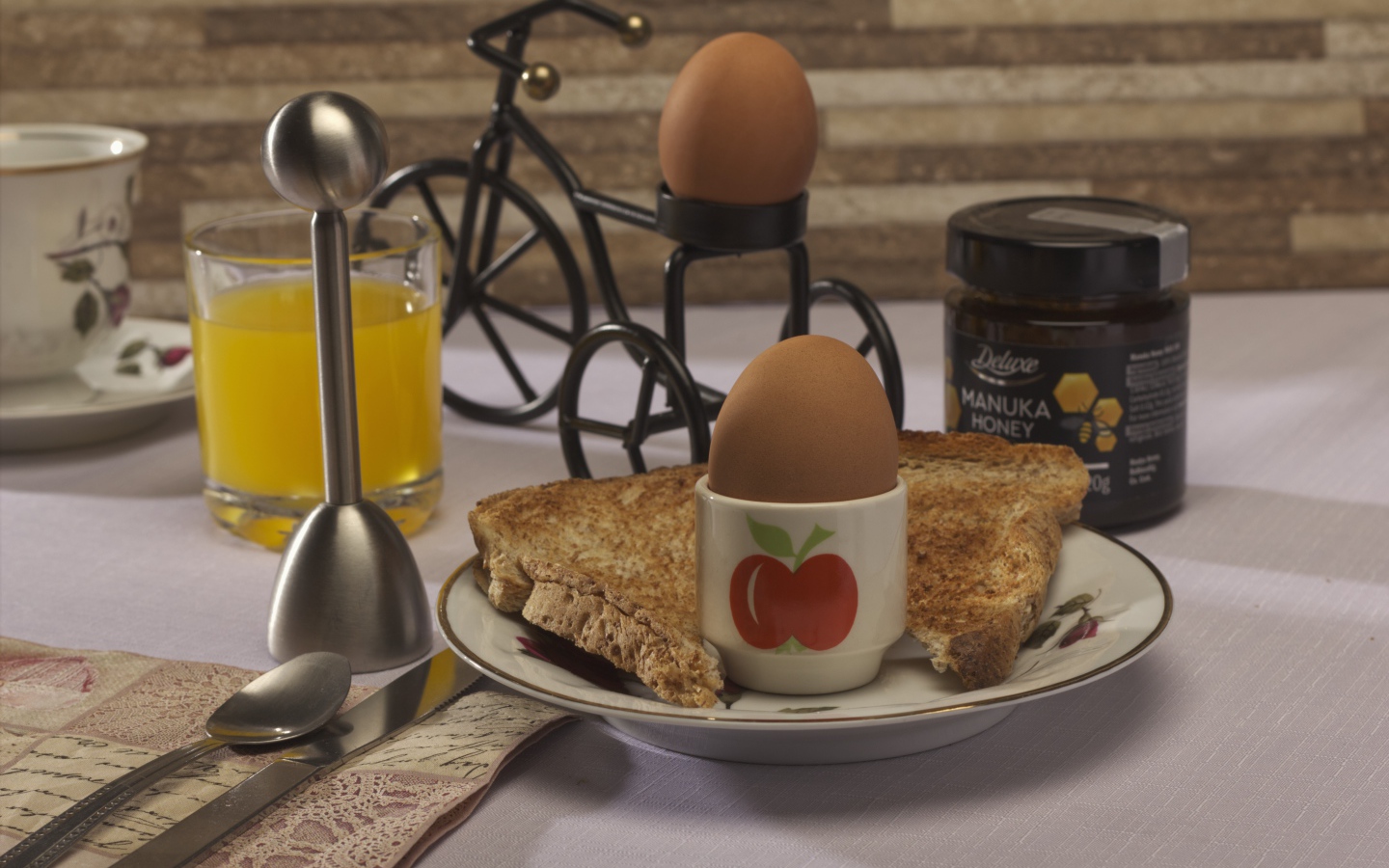 Яйца и хлеб с соком на завтрак 