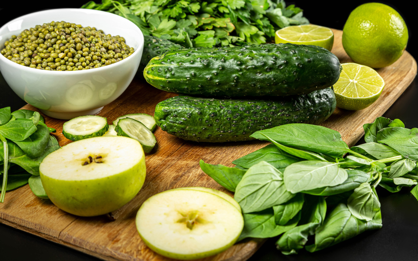 Свежие зеленые овощи и зелень на столе