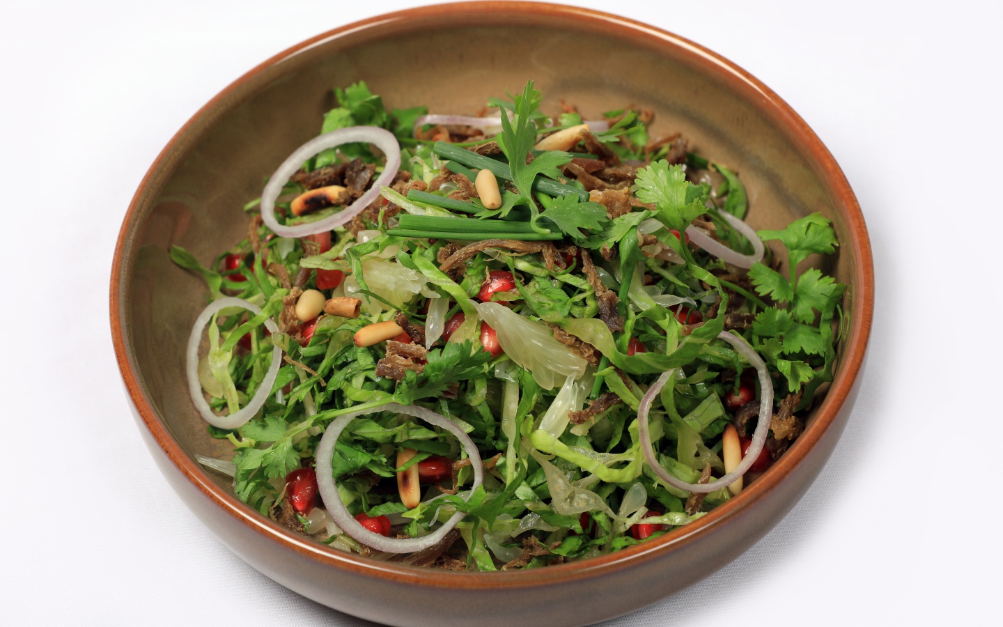 Салат из зелени с мясом на сером фоне