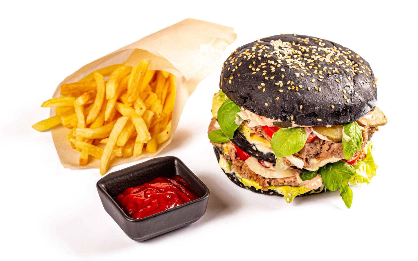 Гамбургер с картофелем фри и кетчупом на белом фоне