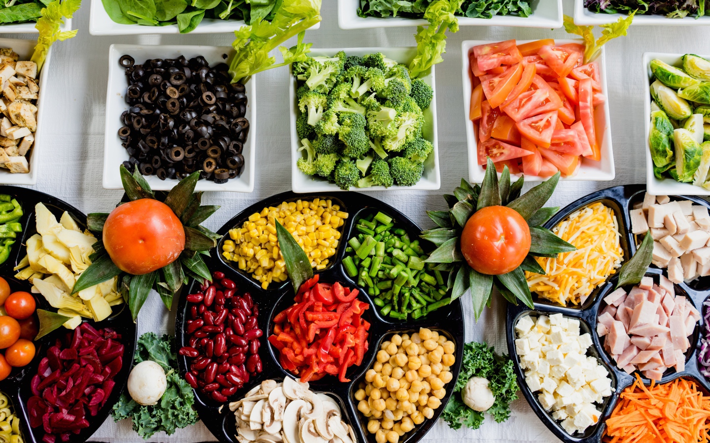 Много вкусных свежих овощей на столе 