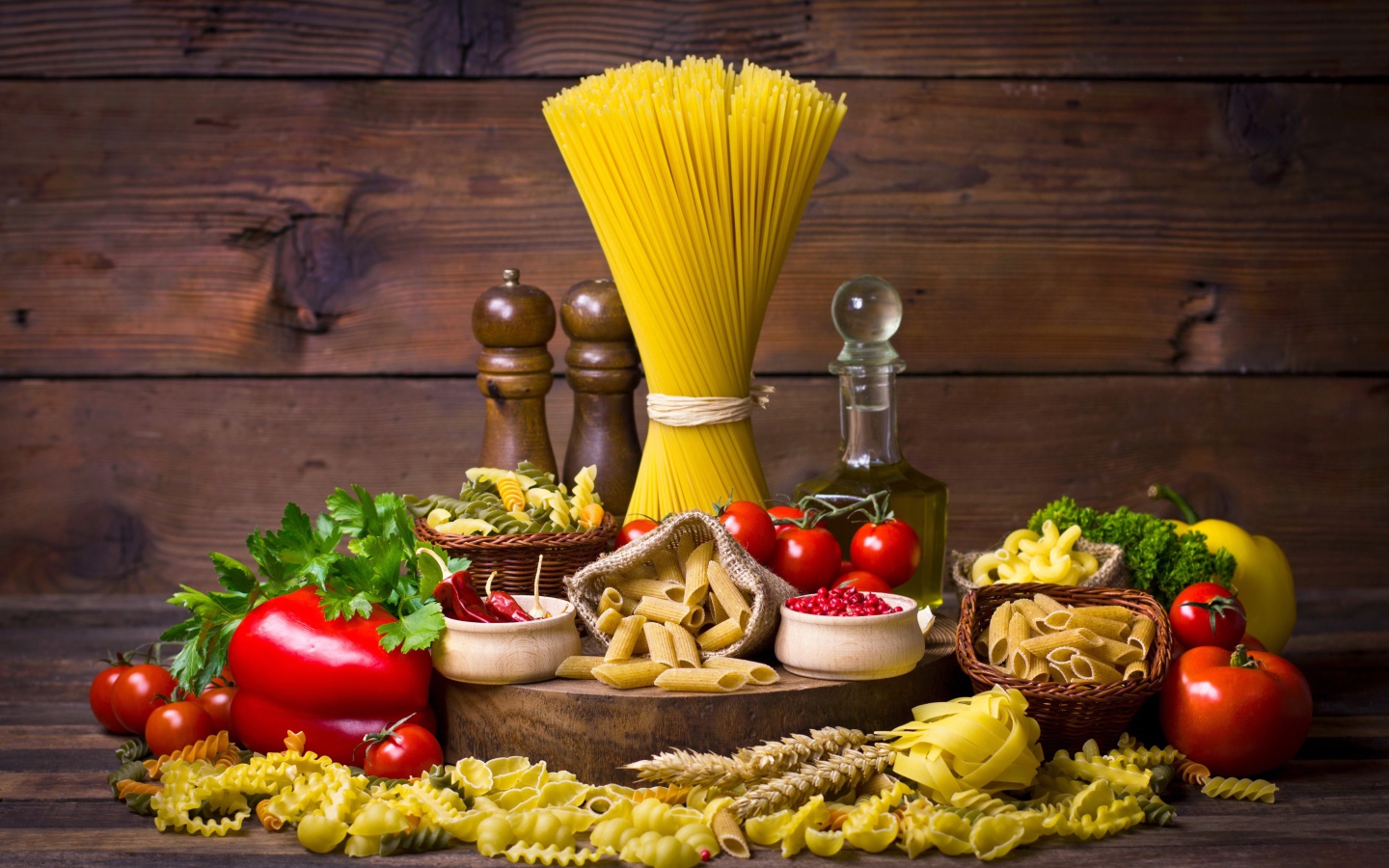 Много макаронных изделий на столе с овощами 