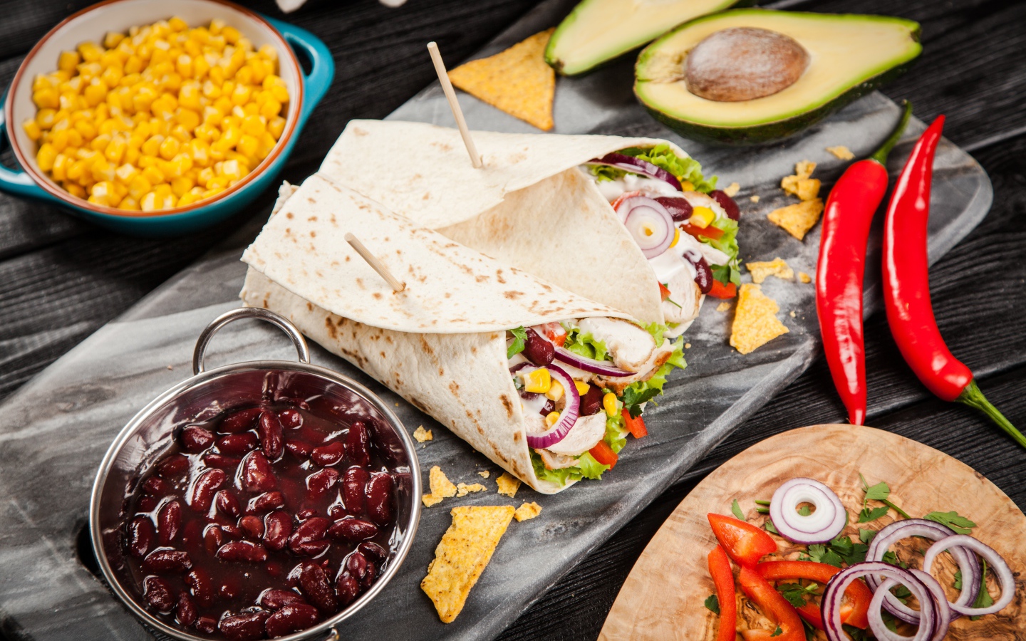 Мексиканский фаст фуд на столе