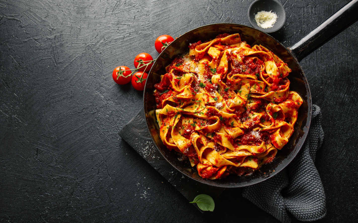 Лапша с соусом в сковороде 